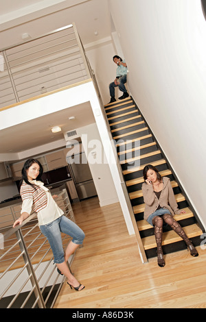 Tre persone in camera grande Foto Stock