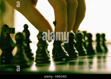 Scacchiera che mostra la mano facendo prima passare Foto Stock