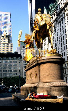 New York Manhattan uomo dorme vicino a Central park Foto Stock