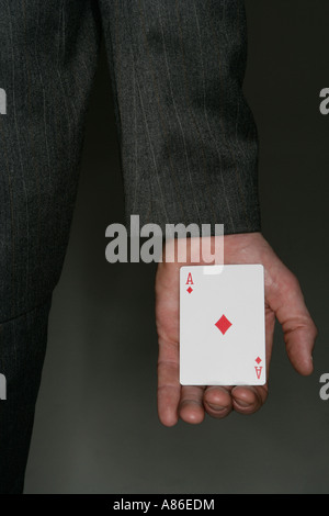 Imprenditore con carta da gioco in mano, close-up Foto Stock
