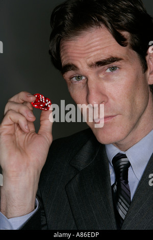 Imprenditore con dadi Foto Stock