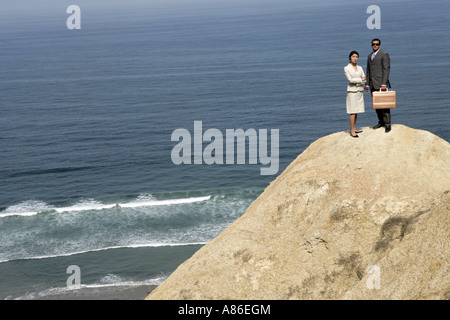 Vista di un uomo e di una donna in piedi su una scogliera. Foto Stock