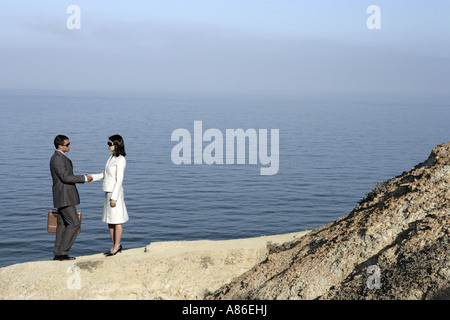 Vista di un uomo e una donna si stringono la mano. Foto Stock
