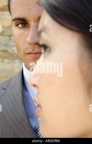 Vista di un uomo in uno stato d'animo contemplativo. Foto Stock