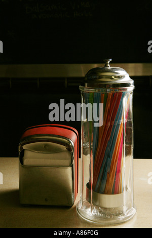 Vaso con cannucce e tessuto titolare della carta, close-up Foto Stock