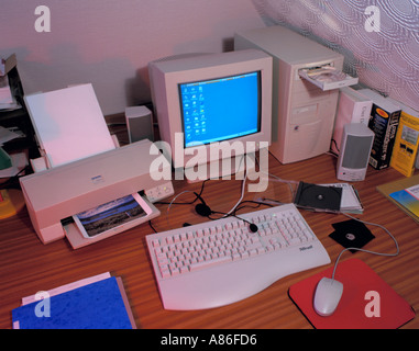 Home PC configurato con unità CD-ROM e unità floppy disc, monitor, altoparlanti, tastiera e mouse e stampante, REGNO UNITO Foto Stock