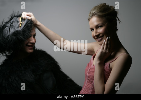 La donna è svelato persona in tuta di gorilla Foto Stock