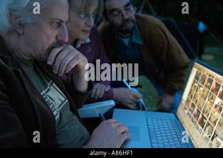 Land Rover appassionati discutendo historic Land Rover parti di ricambio controllo Land Rover catalogo dei pezzi di ricambio su un portatile Apple Foto Stock