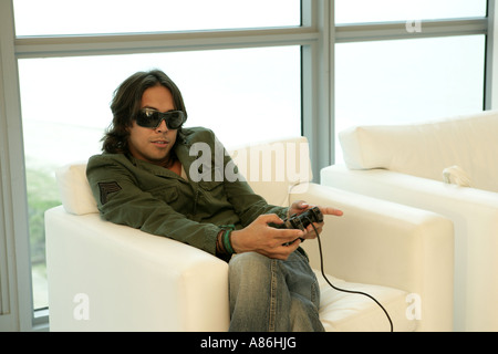 Vista di un giovane uomo la riproduzione del video gioco. Foto Stock