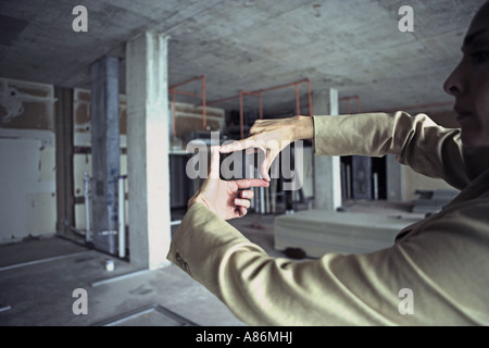 Vista di una imprenditrice in un edificio di interesse architettonico. Foto Stock