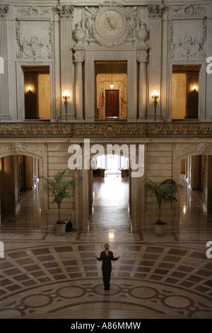 Vista di un imprenditore che si trova in piedi in una hall. Foto Stock