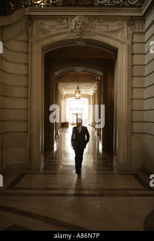 Vista di un imprenditore a camminare in una via di passaggio. Foto Stock