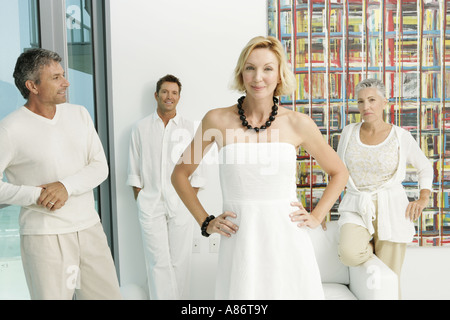 Il gruppo di quattro adulti maturi tutti vestiti in bianco Foto Stock