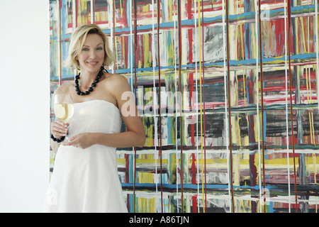 Coppia donna bionda guardando la fotocamera in mano un bicchiere di vino Foto Stock