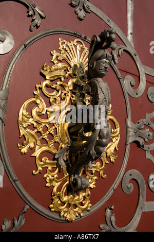 Porta ornati respingente con dettagli dorati Foto Stock