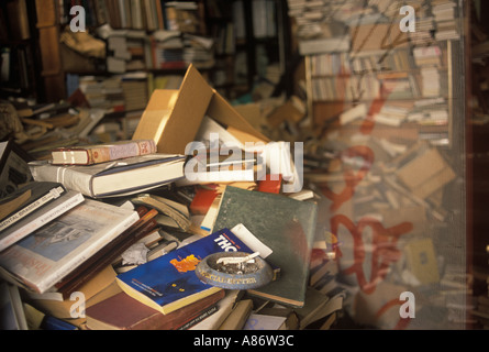 Vecchi libri in una vetrina di libri di seconda mano Brighton East Sussex Inghilterra anni '2001 2000 UK HOMER SYKES Foto Stock