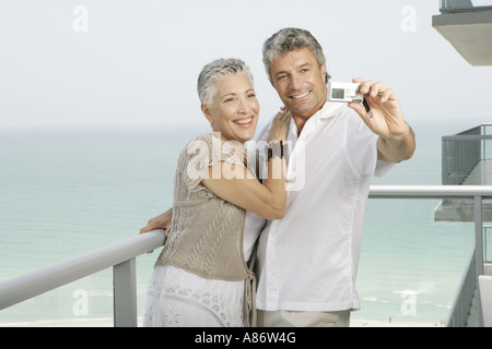 Coppia matura di scattare una foto su un terrazzo Foto Stock
