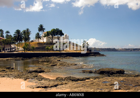 Colonial fort sul Monte Serrat Salvador Brasile Foto Stock