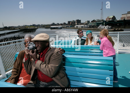 I passeggeri a bordo di un battello per scattare foto Foto Stock