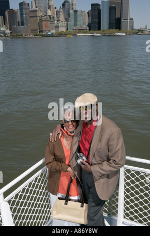 Coppia matura in piedi su una barca Foto Stock
