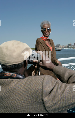 Uomo di scattare una foto di una donna Foto Stock