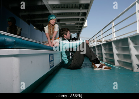 Due persone sedute su una barca Foto Stock