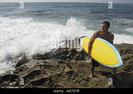 Vista di un giovane con una tavola da surf. Foto Stock