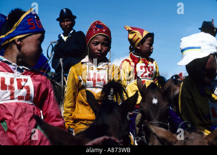 Mongolia i vincitori della corsa di cavalli al Naadam festival in Tsertserleg Arhangay provincia Foto Stock