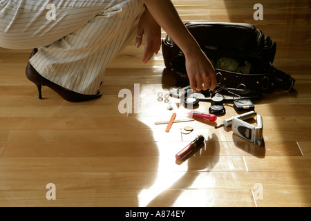 Donna raccolta di articoli per il trucco, vista laterale Foto Stock