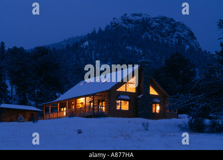 Log Cabin di notte nella neve proprietà rilasciato Foto Stock