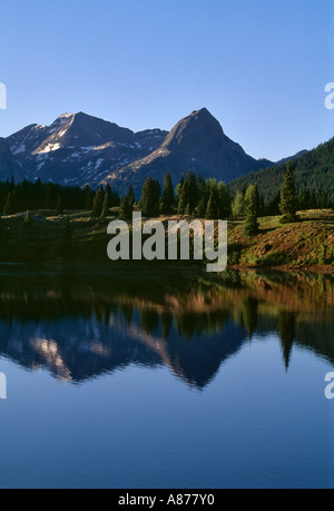 La riflessione di cielo blu e picchi di montagna in Molas Lago Lungo San Juan Skyway a sud di Silverton Colorado Montagne Rocciose Foto Stock