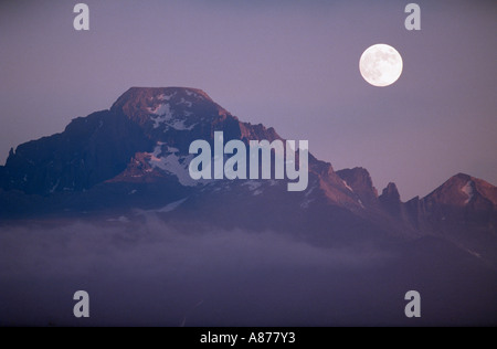 Luna piena al di sopra del massiccio del anela alzata di picco 14 255 piedi e la tastiera dei venti nel Parco Nazionale delle Montagne Rocciose in Colorado Foto Stock