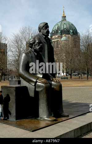 Marx e Engels- le figure di Marx-Engels-Forum Berlino Germania Foto Stock
