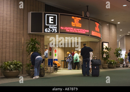 I passeggeri entrano al gate dell'aeroporto internazionale di Tampa, Florida, Stati Uniti Foto Stock