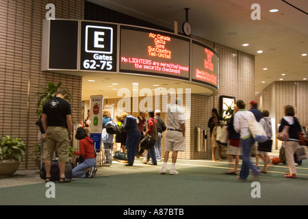 I passeggeri entrano al gate dell'aeroporto internazionale di Tampa, Florida, Stati Uniti Foto Stock