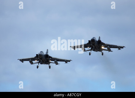 GR4 Panavia Tornado dopo il decollo da RAF aereo militare a base di Lossiemouth sul Moray Firth Scotland Regno Unito Foto Stock