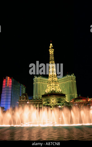 Torre Eiffel replica a Parigi Parigi Hotel in Las Vegas Nevada con il Bellagio fontane ad acqua in primo piano durante la notte Foto Stock