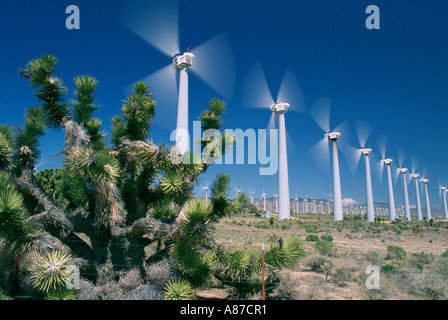 Una moltitudine di turbine eoliche presi in Mojave California Foto Stock