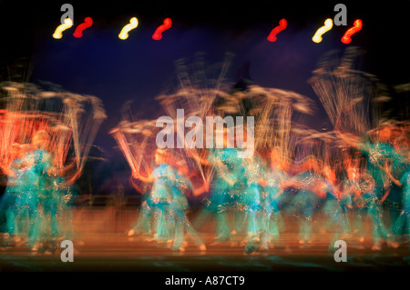 Vista sfocata di acrobati cinesi nel teatro di Chaoyang a Beijing in Cina Foto Stock