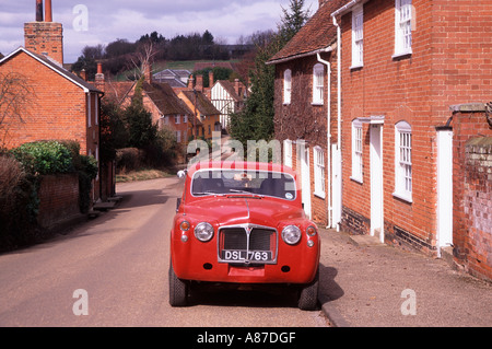 Vecchio classico rosso rover carrello parcheggiato nel village street in Kersey Suffolk in Inghilterra Foto Stock