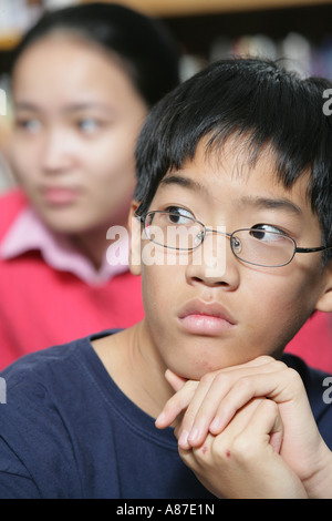Ragazzo adolescente (15-17) in stato d'animo contemplativo, close-up Foto Stock