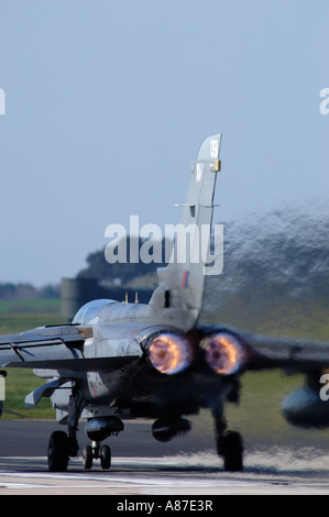 GR4 Panavia Tornado propulsori twin jet in pieno afterburner circa di decollare da RAF Lossiemouth Morayshire Foto Stock