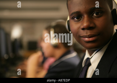 Ragazzo (11-13) che indossano le cuffie, ritratto Foto Stock