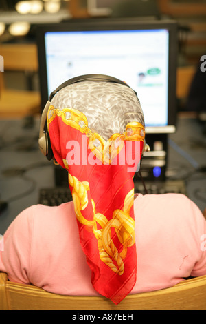 La ragazza (12-13) con sciarpa, vista posteriore Foto Stock