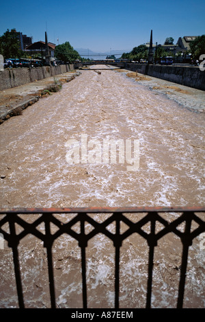 Vista da un ponte sul Rio Mapocho che corre attraverso Santiago del Cile Foto Stock