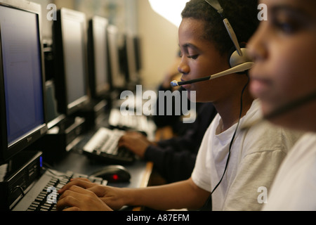 Per i ragazzi (11-13) computer operativo Foto Stock