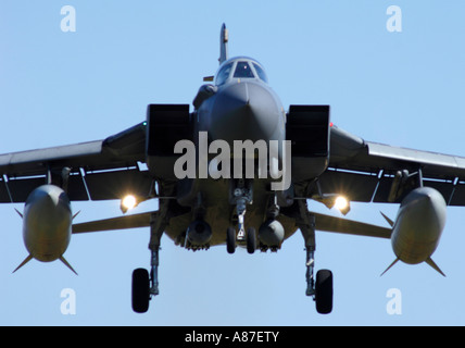 GR4 Panavia Tornado testa sulla venuta in terra a RAF Lossiemouth Moray Scozia Scotland Foto Stock