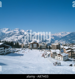 Vista sulle piste baby verso il centro del resort, Sauze d'Oulx, la Via Lattea, Alpi Italiane, Italia Foto Stock