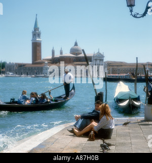 Soft focus colpo di una giovane coppia di gondoliere e l' Isola di San Giorgio Maggiore dietro, Grand Canal, Venezia, Italia Foto Stock