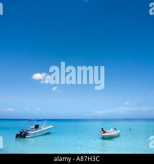 Barche ormeggiato a Seven Mile Beach, Negril, in Giamaica, Caraibi Foto Stock